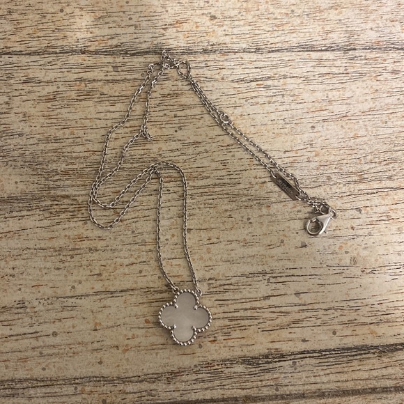 Van Cleef & Arpels Single Motif Vintage Alhambra Necklace 🤍 - Picture 3 of 14